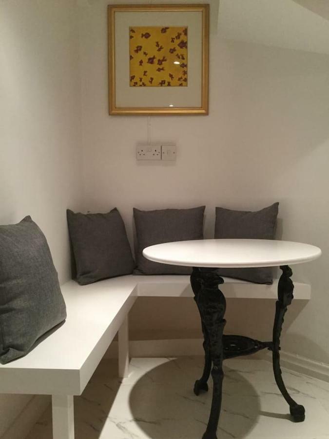 Beautiful 1Br Apartment In Historic St Aubin House Exterior foto